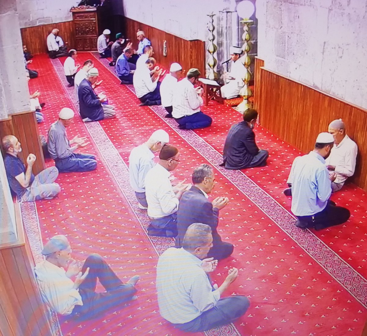 bitlisulucami's tweet photo. Geleneksel olarak devam eden haftalık hatim duası programını, bugün öğle namazından sonra tarihi #bitlisulucami'de cemaatimizin katılımıyla gerçekleştirdik.
NOT :Cüz okumak isteyenler bize ulaşabilirler. 
@BitlisValiligi
 @IsliyenDr
 @dinckadir43
@bitlismuftulugu
@EceMuhammet https://t.co/IYtBCaXbs0