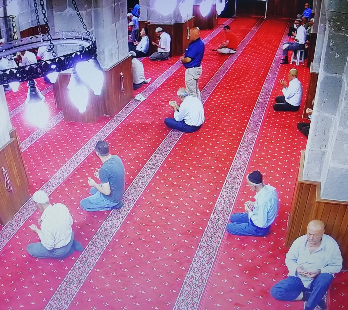 bitlisulucami's tweet photo. Geleneksel olarak devam eden haftalık hatim duası programını, bugün öğle namazından sonra tarihi #bitlisulucami'de cemaatimizin katılımıyla gerçekleştirdik.
NOT :Cüz okumak isteyenler bize ulaşabilirler. 
@BitlisValiligi
 @IsliyenDr
 @dinckadir43
@bitlismuftulugu
@EceMuhammet https://t.co/IYtBCaXbs0