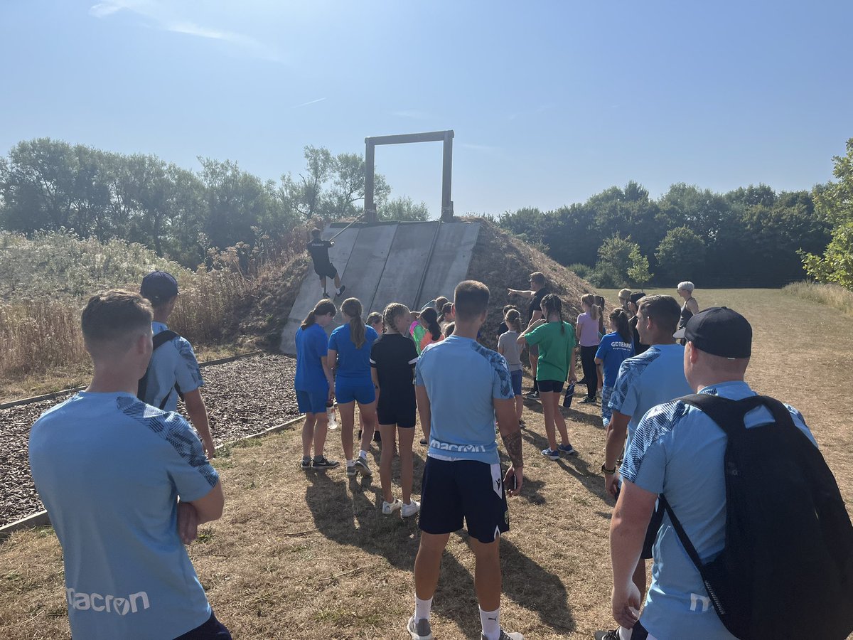OUFCGirlsRTC's tweet photo. A brilliant day at @BicHotelSpa Performance centre where all age groups took part in the assault course, paddle boarding and raft building ๐ โ๏ธ
Lots of sun, smiles and laughter getting to know new team mates and staff ๐
#OUWFCRTC #OUWFC #OUFC https://t.co/53DI3eZpe5