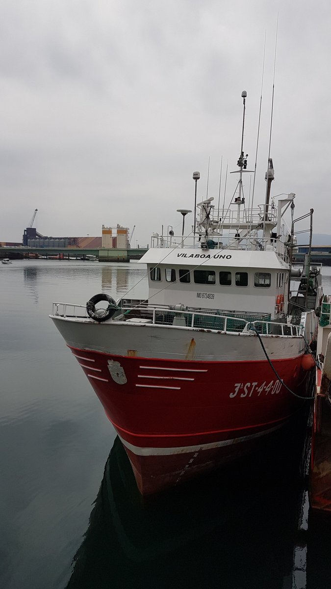 Apez140's tweet photo. #Ratos
De #Proas y #Popas de unos #Arrastreros abarloados al muelle de la Lonja en una Dársena del Barrio Pesquero, #LaBahíaDeSantander...🧚‍♂️😎
#ShipsInPics https://t.co/i33P07TxxQ
