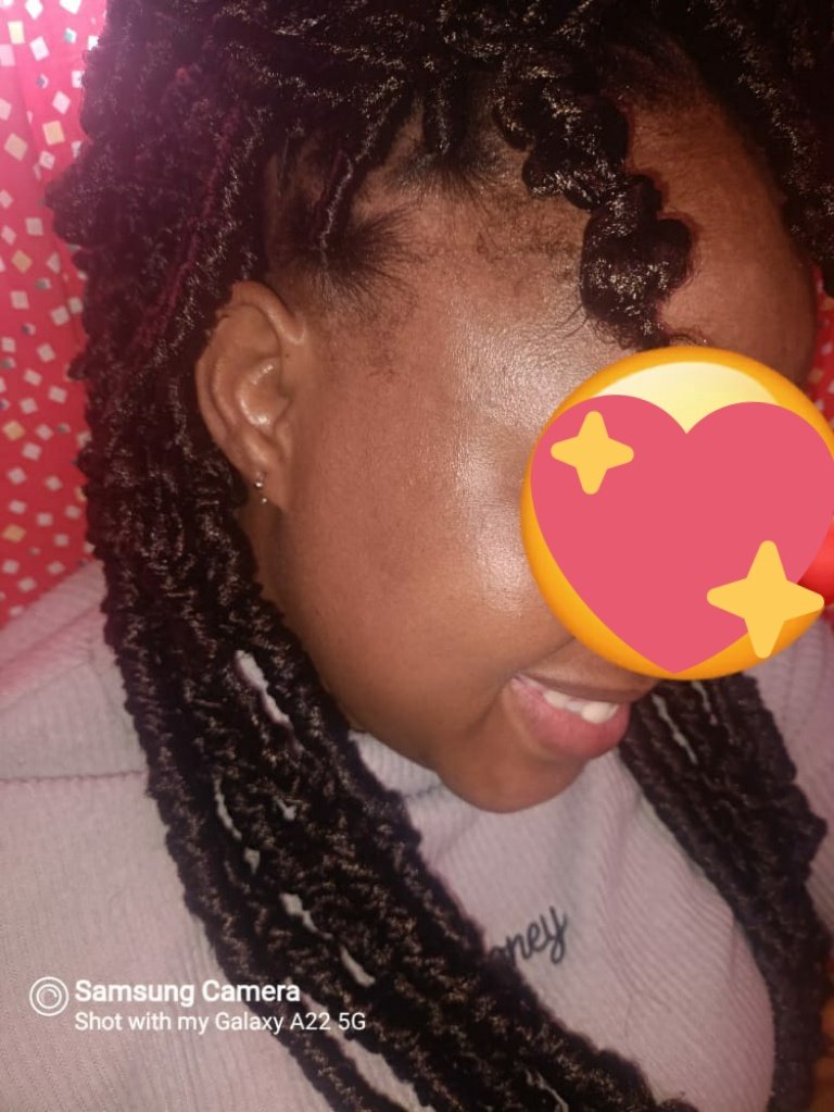 Qokani's tweet photo. the lady says I need to show off. She is so thankful and happy.

Wow look at her skin, Godly herbs kodwa maan! 😍🍀💚🙌🏿 https://t.co/dGthC2cTxe