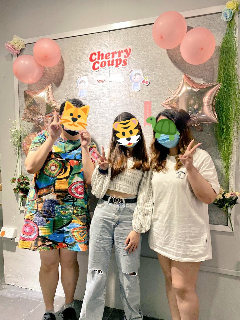 gnaini___'s tweet photo. today at #SummerForCheol by @SummerforCheol and #cherrycoups by @seventincarats ✨✨ made it to clown history when we got asked if we were the ones that dressed up for the previous gose-themed cafe @meganem00g @fluffystsg https://t.co/S42eoD3Jhx