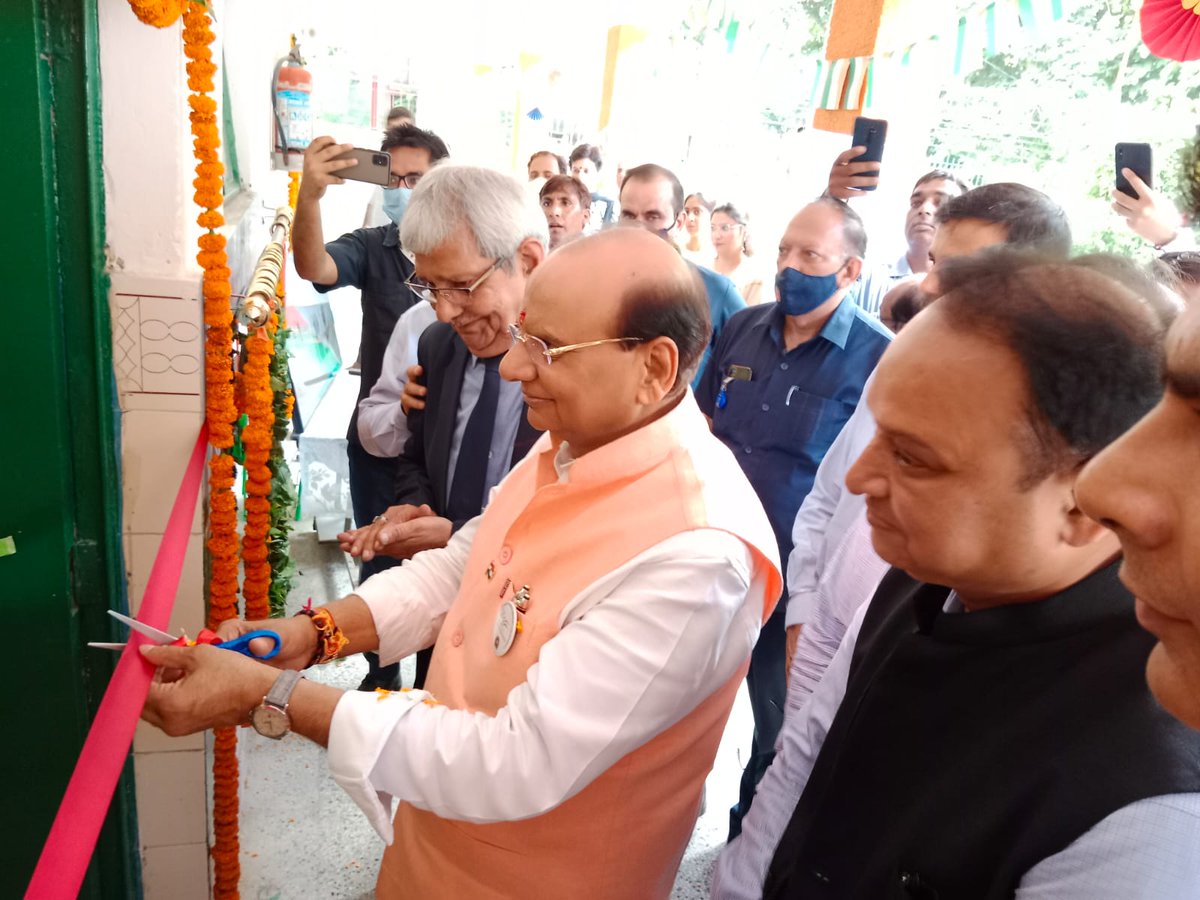 PhysicalBranch's tweet photo. An inaugural ceremony for 15 smart schools of MCD was held at M.C.P.S R.K Puram sec-8. Our honourable chief guest @LtGovDelhi Mr. Vinay Kumar Saxena and other dignitaries  @GyaneshBharti1, Mr. Naresh kumar, Mr Vikas Tripathi  @AshwaniKumar_92 are welcomed at the school premises. https://t.co/IgtrTeVD3Z