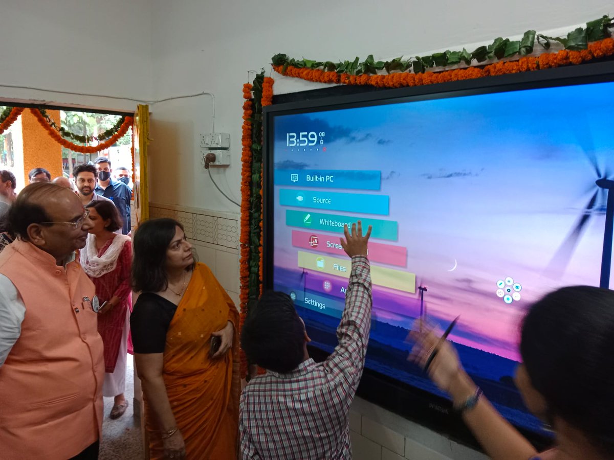 PhysicalBranch's tweet photo. An inaugural ceremony for 15 smart schools of MCD was held at M.C.P.S R.K Puram sec-8. Our honourable chief guest @LtGovDelhi Mr. Vinay Kumar Saxena and other dignitaries  @GyaneshBharti1, Mr. Naresh kumar, Mr Vikas Tripathi  @AshwaniKumar_92 are welcomed at the school premises. https://t.co/IgtrTeVD3Z