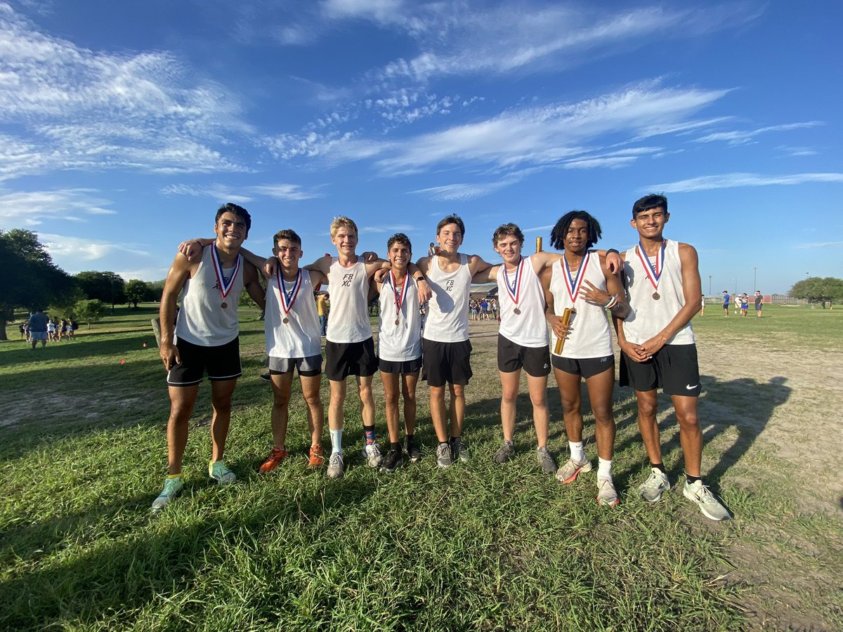 BluffCross's tweet photo. Successful first meet today for FBXC. Excited for the season and the success to come! ##FBXC #CPH #SWARM https://t.co/aJ4RKkhS8r