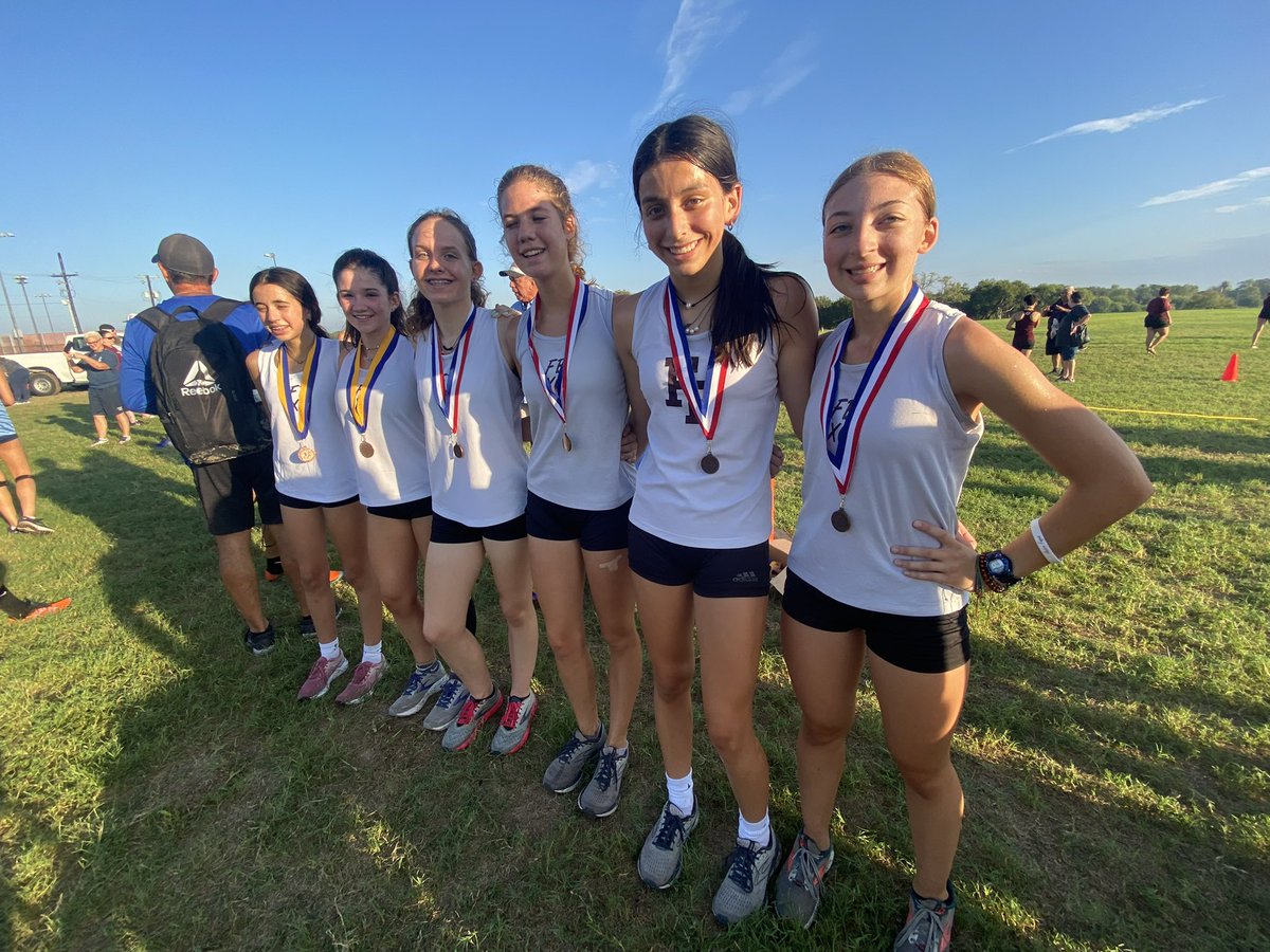 BluffCross's tweet photo. Successful first meet today for FBXC. Excited for the season and the success to come! ##FBXC #CPH #SWARM https://t.co/aJ4RKkhS8r