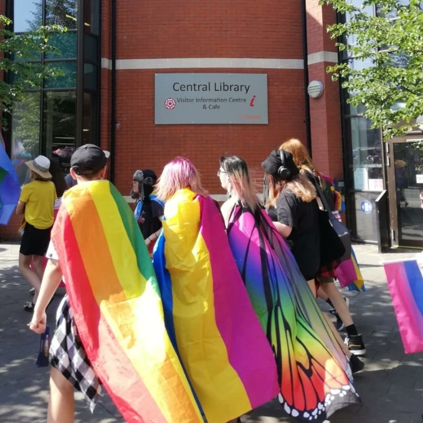 SwindonLibrary's tweet photo. Fantastic atmosphere outside Central Library today. Happy #SwindonPride! ❤️🧡💛💚💙💜🤎🖤 https://t.co/ukmuItsYsA