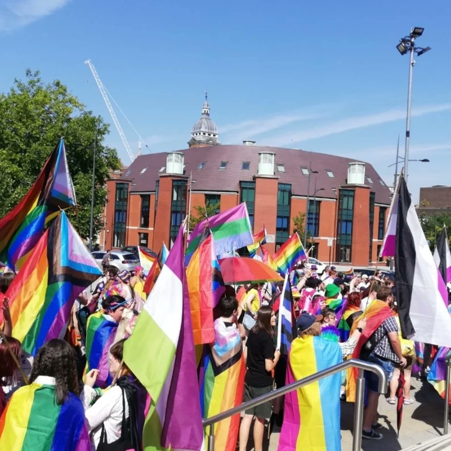 SwindonLibrary's tweet photo. Fantastic atmosphere outside Central Library today. Happy #SwindonPride! ❤️🧡💛💚💙💜🤎🖤 https://t.co/ukmuItsYsA