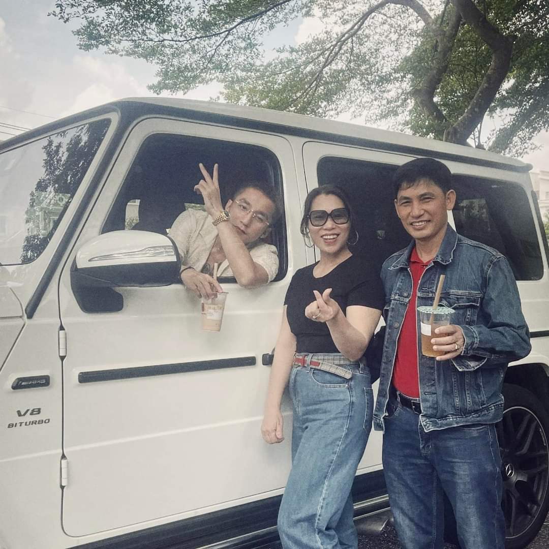 SkyHighh777's tweet photo. [SƠN TÙNG M-TP UPDATED FB CÁ NHÂN]
"Một ngày làm tài xế cho 2 vị khách sộppp !!!
🕊🌻🌊"
___

Xe còn trống chỗ nào không ạ? Mình muốn quá giang một đoạn vào tim anh tài xế😚

#SonTungMTP https://t.co/GiaiKKftxL
