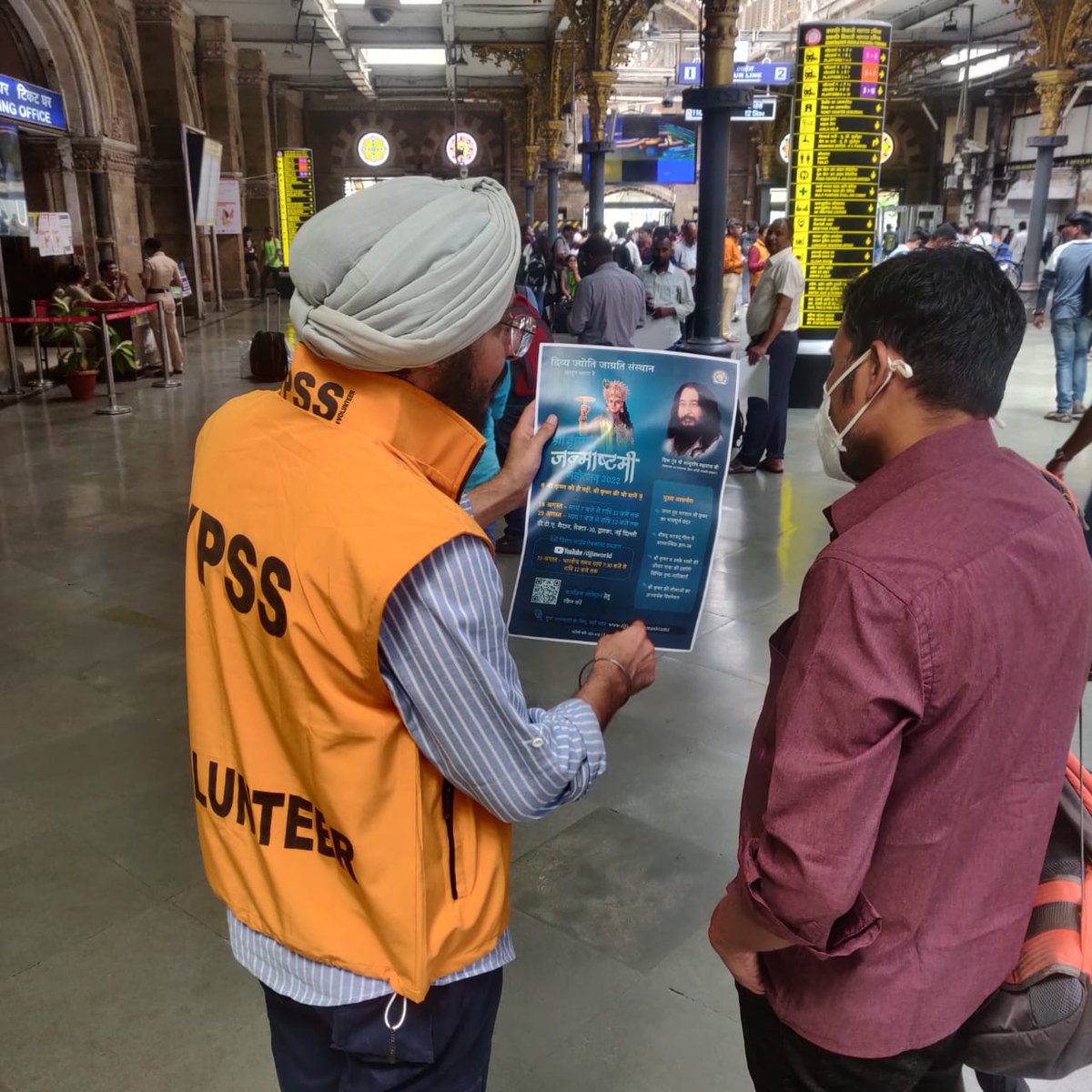 SANTOSH32117679's tweet photo. @djjsworld Branch - Chakan, (Pune) Maharashtra informed people about Janmashtami program by YPSS at CSMT station Mumbai and people participated with interest in our program.
@Vnand01 @Umeshanand159
@MinOfCultureGoI @Dev_Fadnavis #Janmashtami
#respectyourflag
#harghartiranga https://t.co/q6bAN63mO4