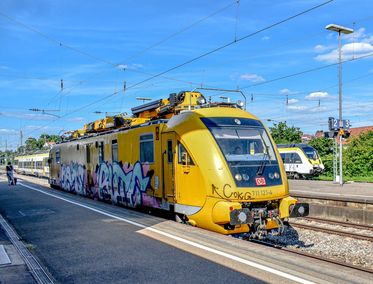 Patrick_Spotter's tweet photo. Da ist der, der #Instandhaltungsfahrzeug für Oberleitungsanlagen und richtet die wichtige Aufgabe das die Elektrische Triebwägen später auf der gesperrte Strecke wieder fahren können, hier bei der durchfahrt in #Nürtingen der #BR711 auf dem Weg zu #Oberleitungsstörung
#Bahn https://t.co/eycImN0yOP