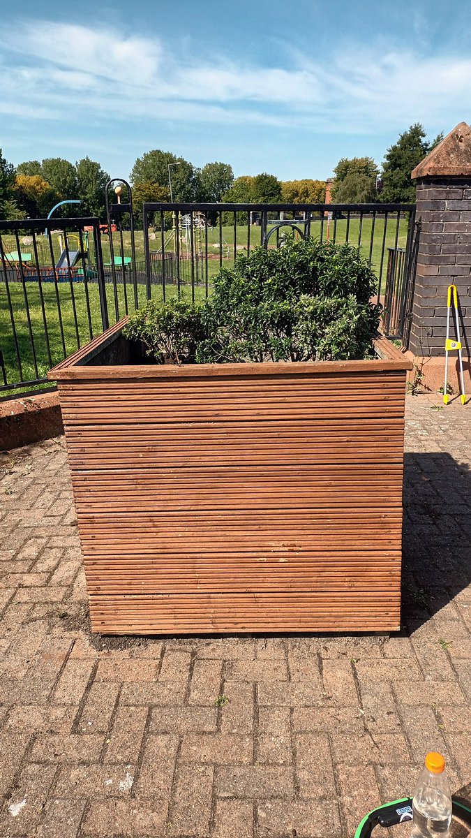 LitterClear's tweet photo. This mornings efforts at Crown St Park. Planter is green again, park is clean, grafitti is gone. Heap of litter and flytipping gathered for the great team @lpool_LSSL
Thanks everyone @Richard8266 @PennyLnWombles @LoveWavertree @TellyElk @LivToolLibrary @LiverpoolSOUP https://t.co/PyMSH055gL