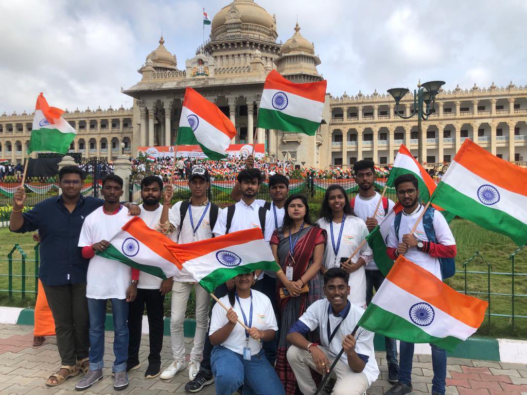 pankaj_1703's tweet photo. @CollegeBMSCCM Students of BMSCCM participating in Har Ghar Tiranga program at Vidhan Soudha Bengaluru https://t.co/Y0ij8RwAqA