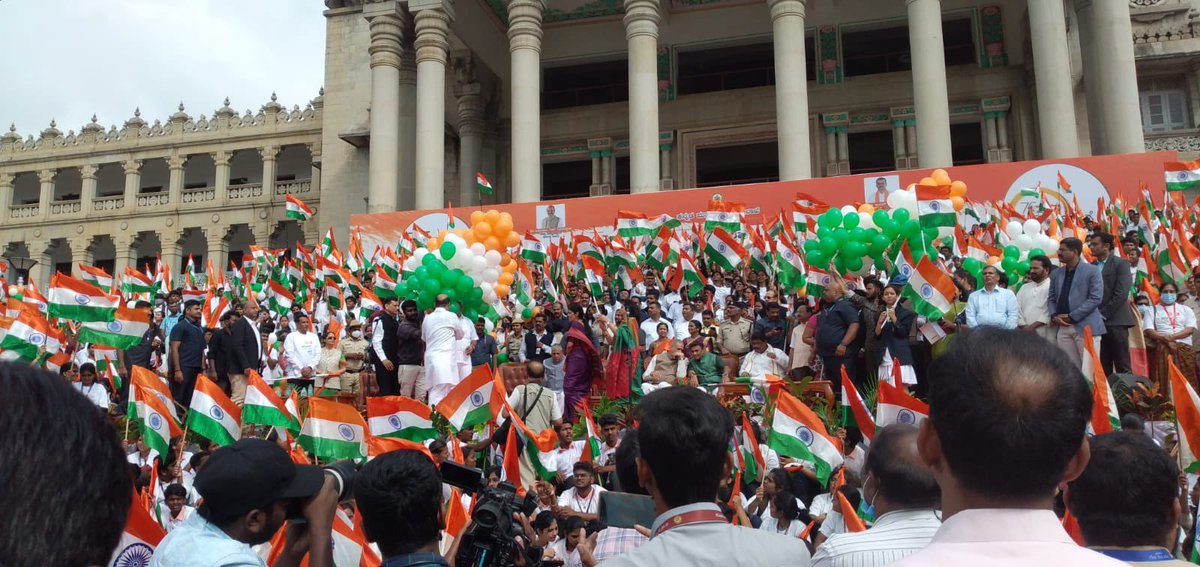 pankaj_1703's tweet photo. @CollegeBMSCCM Students of BMSCCM participating in Har Ghar Tiranga program at Vidhan Soudha Bengaluru https://t.co/Y0ij8RwAqA