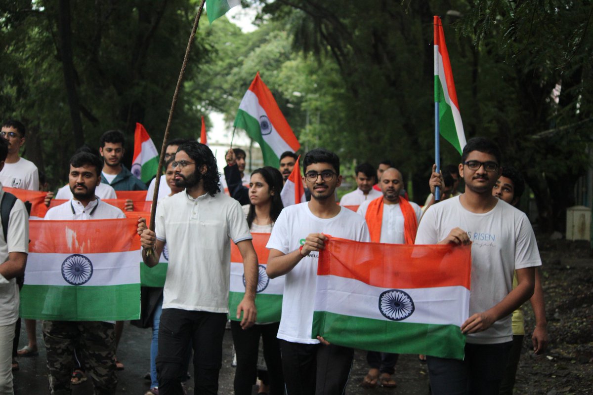 NCC_IIT_Bombay's tweet photo. Jai hind
Patriotic slogans echoed through @iitbombay today at 6:30 am as the #PrabhatPheri rallied on the main road. Flag wavers marched in unity in white outfits. Even rain couldn't dampen thier enthusiasm for 75th #IndependenceDay 
@mah_coy 
@HQ_DG_NCC 
@ncc_dte https://t.co/b3ISLnAEgh