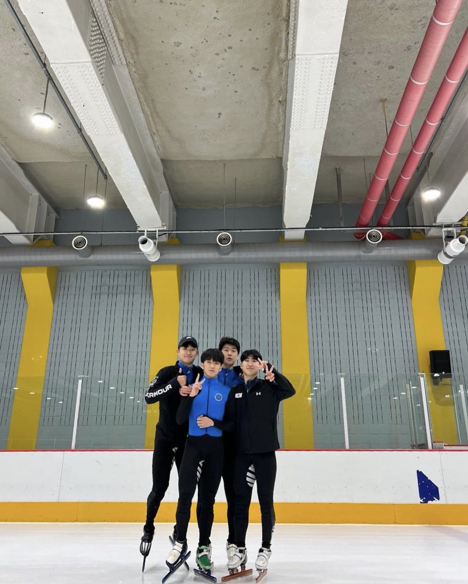 gneyee's tweet photo. 녕이 나름대로 즐거운 상비군 생활을 보냈나보구만 😌😌 https://t.co/MOYyXYf2eI