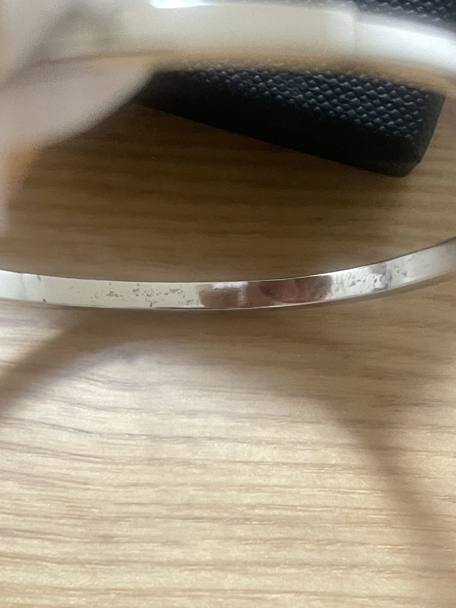 chamikiko2830's tweet photo. PROOFのブレスレット
めちゃめちゃ錆びてるし分かりにくいけど傷もついてる😭
一応問い合わせしたけど、交換じゃなくて返金なのかな😭
辛すぎる😭 https://t.co/WJvGGrUNEG