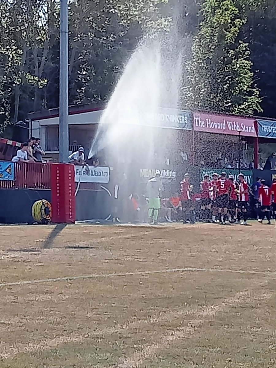 badseamus's tweet image. We do water breaks properly here @ShortwoodUtdFC