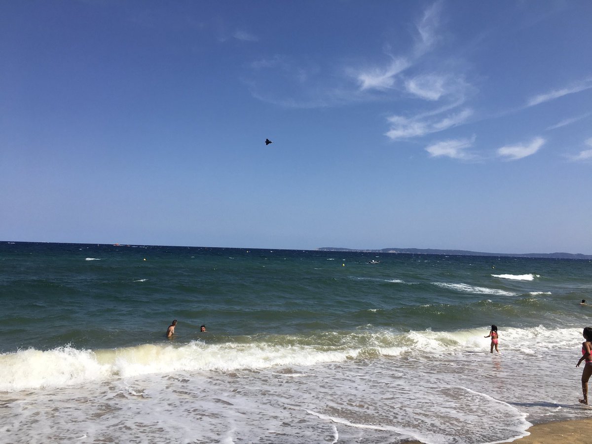 JuL_PERS's tweet photo. Waououhh 🤩🏝☀️🌊 ✈️ 
Et ce n’était que la répétition !
Hyper impressionnant 😮
A demain pour le show !
⁦@PAFofficiel⁩ ⁦@Armee_de_lair⁩ ⁦@OTLAVANDOU⁩ ⁦@MairieLavandou⁩ ⁦@Var_Matin⁩ ⁦@VisitVar⁩ https://t.co/Tgg8Ki8KmU