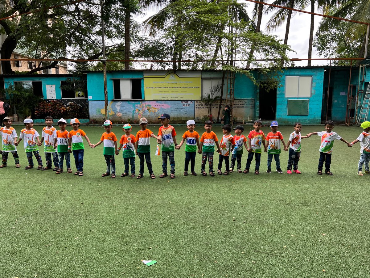 ALUMMAH9's tweet photo. Al-Ummah English School along with every citizen of #India is celebrating it’s 75th Independence #AzadiKaAmritMahotsav Amrit Mahotsav meaning Nectar of grand celebration which signifies the 75 years of India's independence from British Raj https://t.co/IwLyPvNUut
