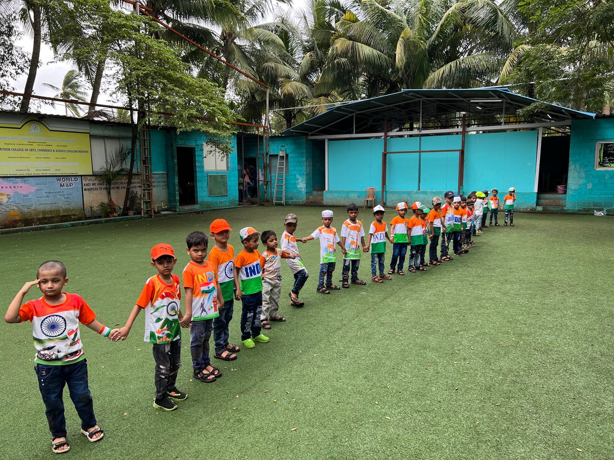 ALUMMAH9's tweet photo. Al-Ummah English School along with every citizen of #India is celebrating it’s 75th Independence #AzadiKaAmritMahotsav Amrit Mahotsav meaning Nectar of grand celebration which signifies the 75 years of India's independence from British Raj https://t.co/IwLyPvNUut