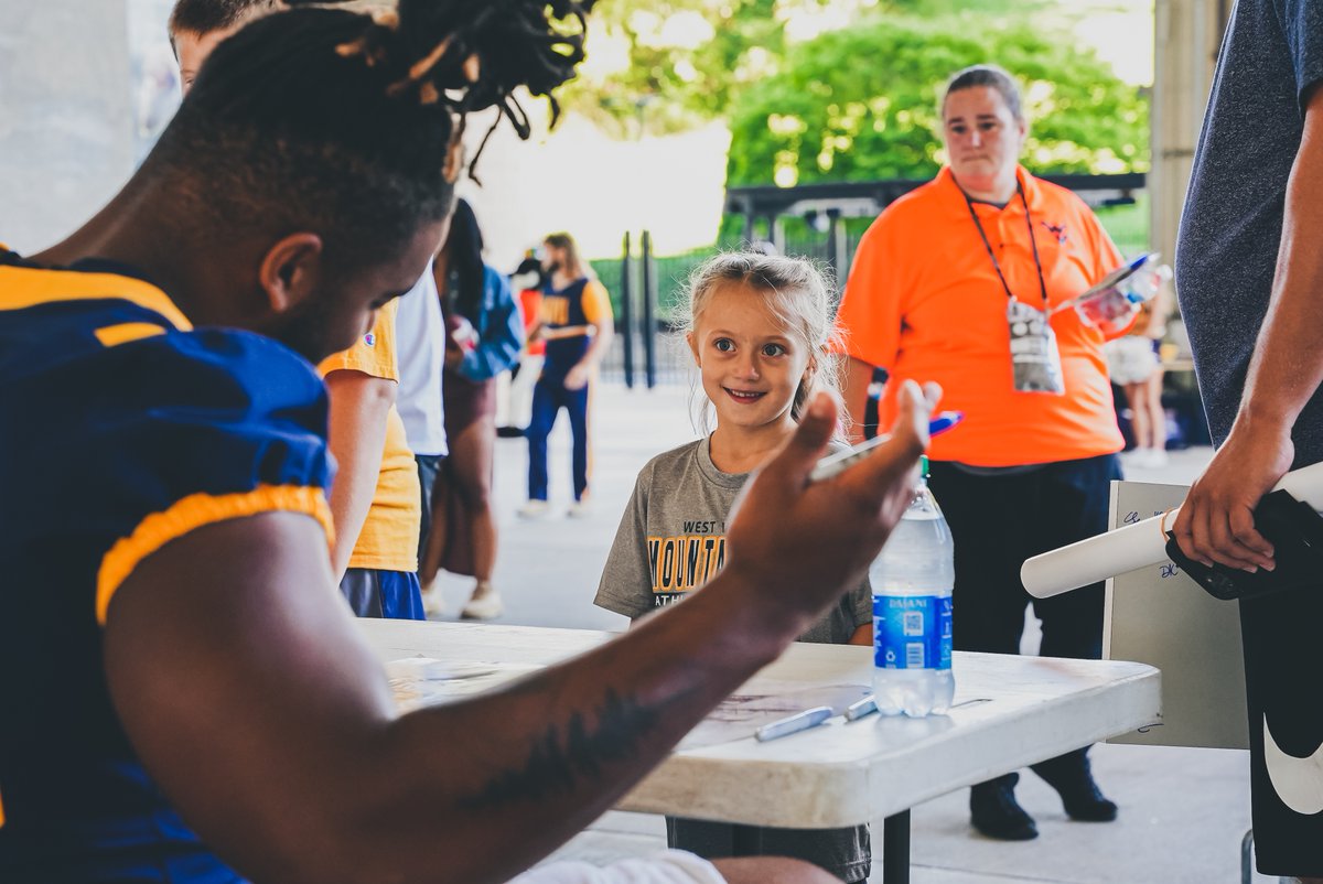 WVUSports's tweet photo. That moment when you get to meet your favorite player 🤩

#HailWV https://t.co/emiiLg3jS0