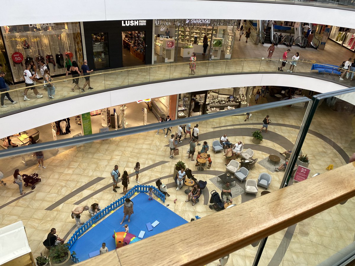 Almantinka's tweet photo. Mama, du bist ECHT SCHLIMM!
Ich rausche durch, kaufe nur das, was ich suche und bin raus.
Shoppen killt mich! #MallOfSplit https://t.co/NuI5p87frm