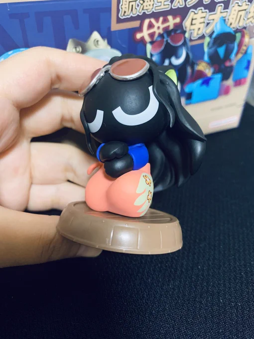 ロビン技使う時のあのポーズだけど、ネコチャンなので手のひらが下向いちゃってるのかわよい(これがロビンなのか小黒なのかは議論の余地あり) 
