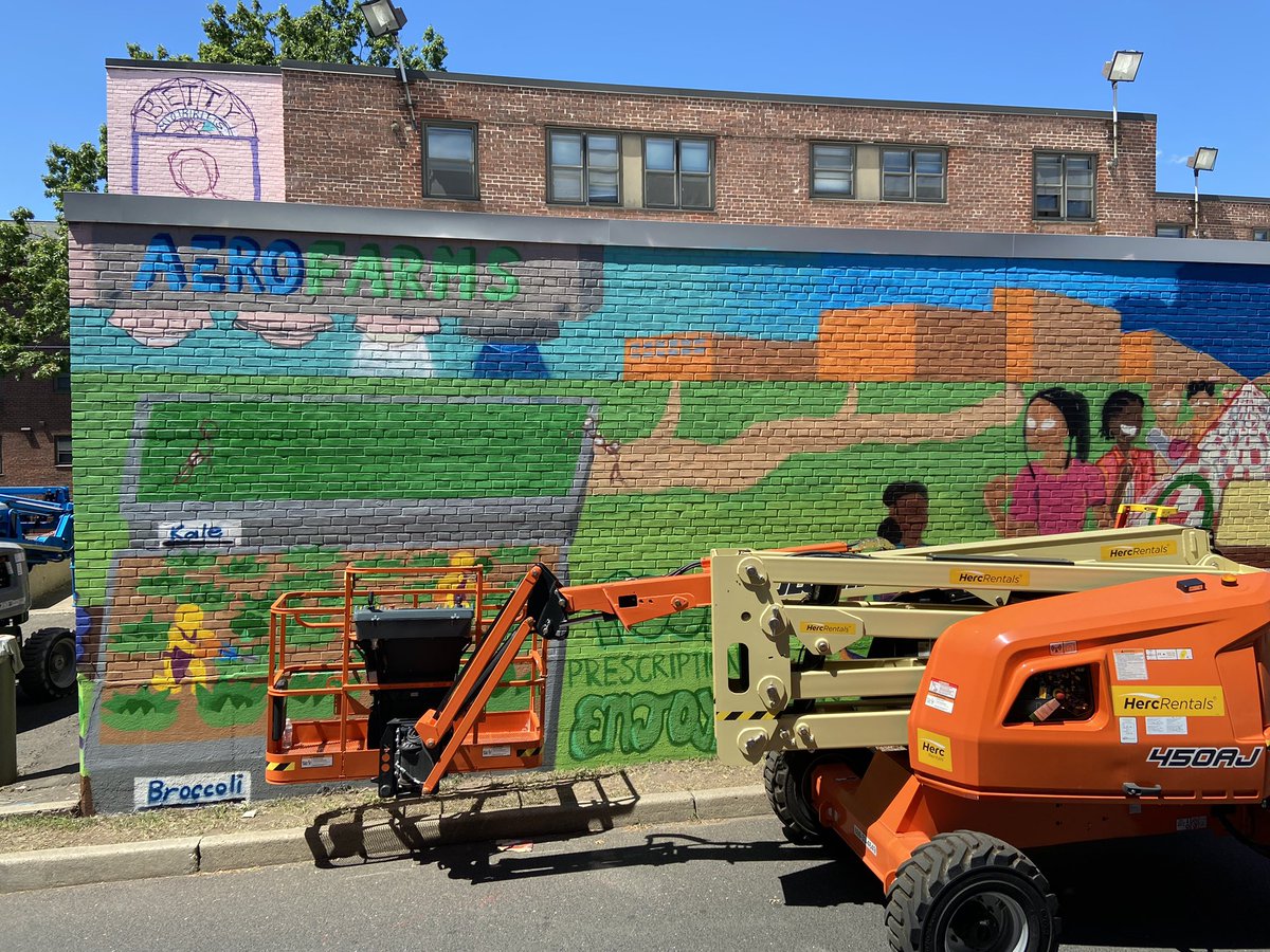 InukoExo's tweet photo. I’ve joined a program for the summer called the Jersey City Mural Arts Program and it’s been an eye-opening experience doing it last year. It’s one of the most rewarding things being able to give back the community with the creation of a new landmark.
This week’s progress:
#JCMAP https://t.co/JVsFCzCEfb