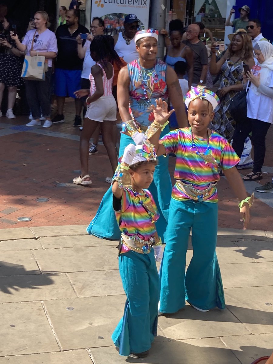 ReadingBID's tweet photo. ⁦@RASPOUK⁩ Carnival of the World bringing fantastic music and dancing to Broad Street. ⁦@livingreading⁩ ⁦@CultureMixArts⁩ https://t.co/soqOosL0Jg