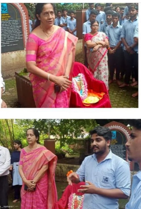 gowsiyabinthali's tweet photo. ಧಾರ್ಮಿಕ ಆಚರಣೆಯನ್ನು ಪ್ರತಿಬಿಂಬಿಸುವ ಯಾವುದೇ ಚಟುವಟಿಕೆ ಕಾಲೇಜಿನ ಆವರಣದಲ್ಲಿ ಇರಬಾರದೆಂದು ಹಿಜಾಬಿನ ಮೇಲೆ ನಿರ್ಬಂಧ ಹೇರಿದ್ದ ಪ್ರಾಂಶುಪಾಲರು ಇದೀಗ  ಪೂಜೆ ಮಾಡುತ್ತಾ ಇದ್ದಾರೆ. (1/4) https://t.co/7ecwarmmFf