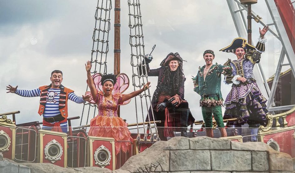 #newcoverphoto 😝
<a href="/XRoadsPantos/">Crossroads Pantomimes</a> <a href="/APAWhatsOn/">Aberdeen Performing Arts</a> @MBManagement1