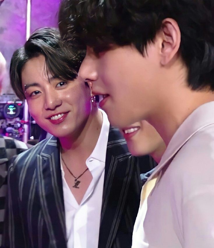 dailyofvk's tweet photo. Jungkook's nickname is 와칭뷔 (watching v) bcs he's always looking at taehyung
                               - a thread https://t.co/cvuffj9Ccl