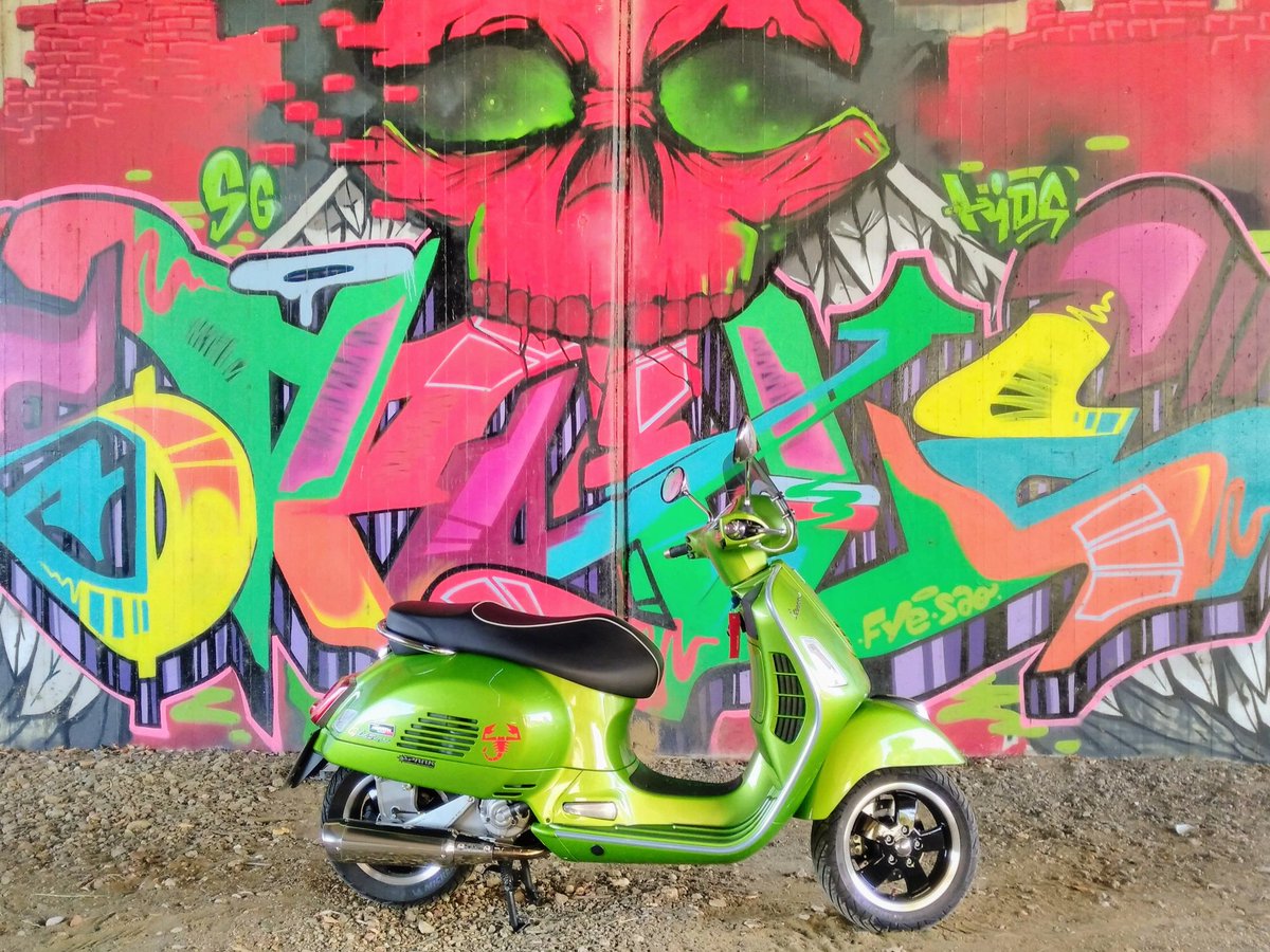 jedermann66's tweet photo. #Vespa vor Graffiti https://t.co/SQlggeAFMF