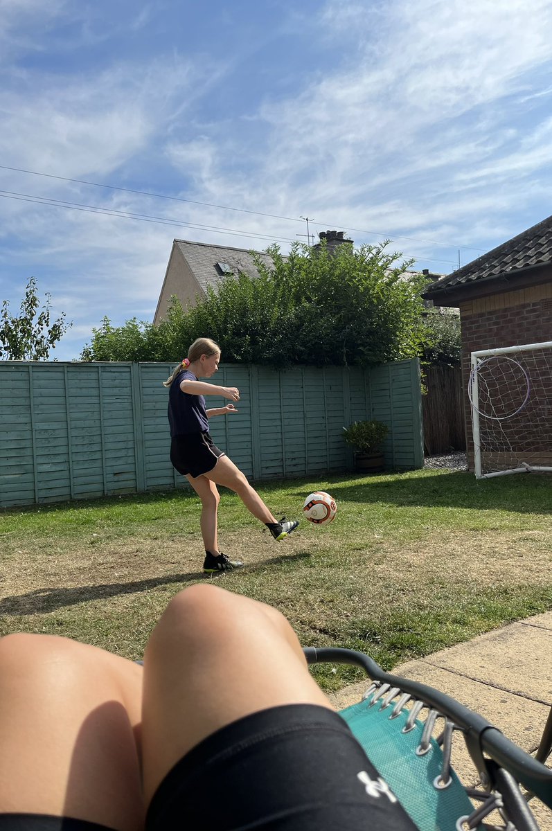 LKnoyle's tweet image. Keeping score from my sun lounger since it’s now not safe to fall asleep with earphones in #peaceshattered #stayingalert