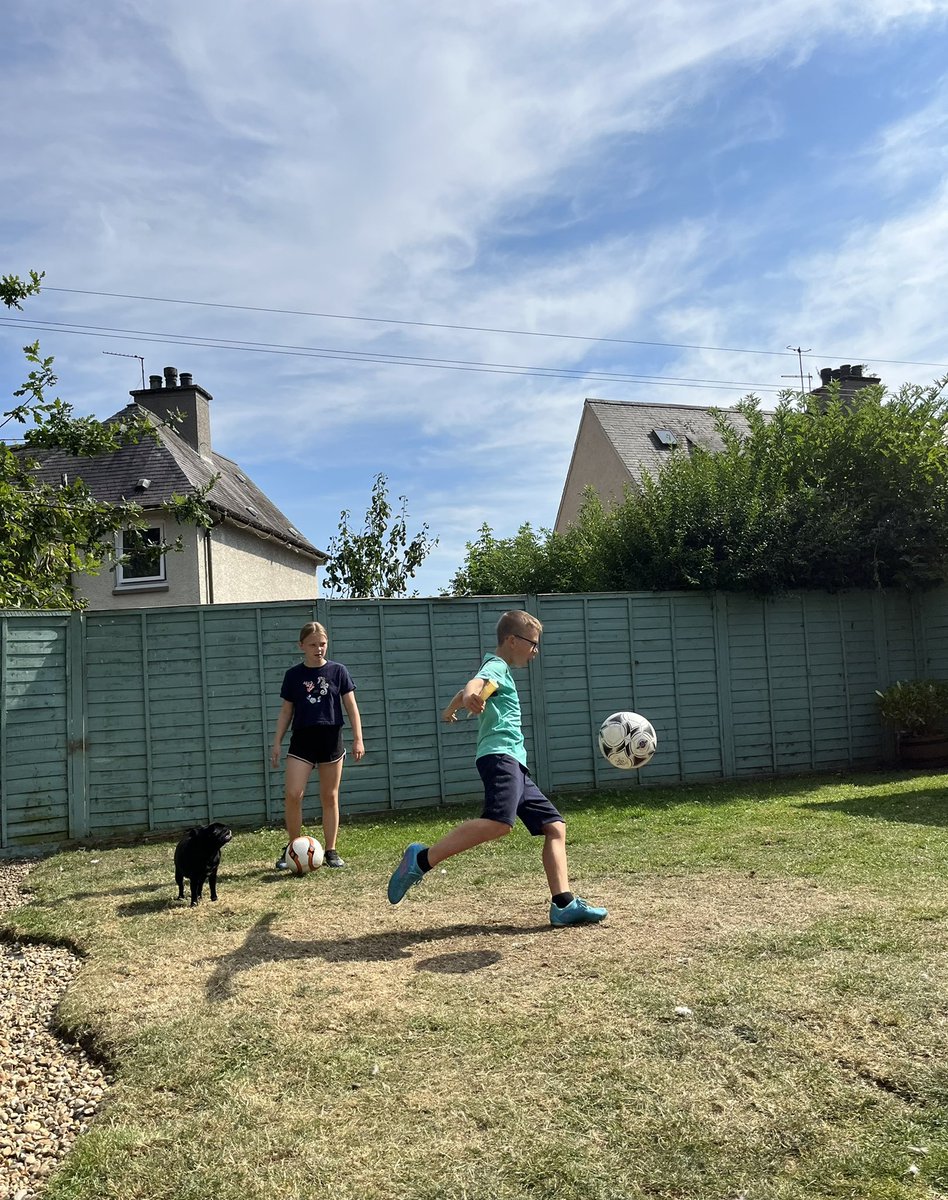 LKnoyle's tweet image. Keeping score from my sun lounger since it’s now not safe to fall asleep with earphones in #peaceshattered #stayingalert