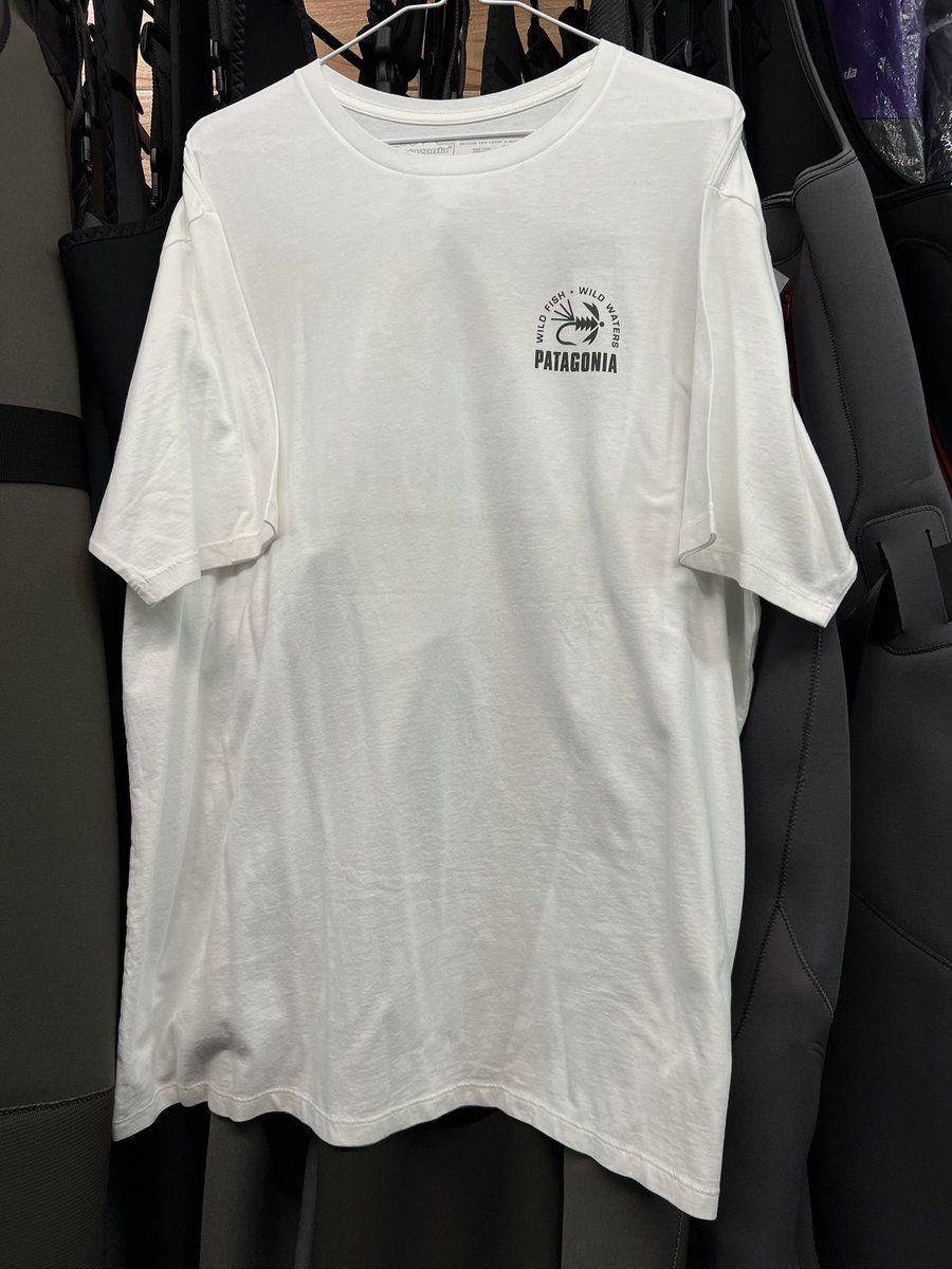 lunkers946's tweet photo. #フライフィッシャー なら買っとかないとTシャツ👕✨フライも釣りもしないけどデザインカワイイからと、このデザインを購入して下さる #パタゴニア 好きさんもたまにいらっしゃいますがそのお考え、好きっす🤩
#patagonia #patagonia釧路 #パタゴニア釧路 #フライフィッシング #flyfishin https://t.co/b6qJRE5XU7