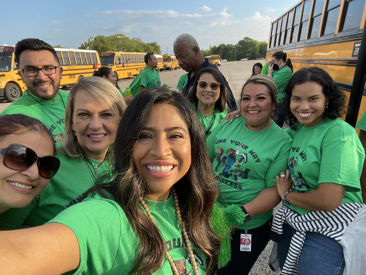 Mrs_Eibarra's tweet photo. Odom Cougars getting our hearts, mind and spirit fueled 💚for the new school year at convocation! Thank you for the energy and inspiring words. @DrZelayaSpeaks ¡Con ganas! @OdomES_AISD @RicardoPequeno1 @MsRosalesMEd @KimCounselor1 #AldineConnected #AldineConectado https://t.co/C4vO6p8L1H