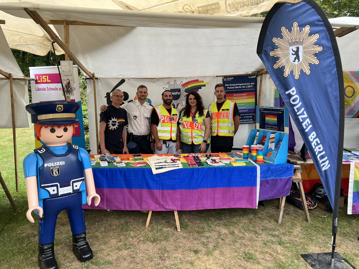 PolizeiBerlin_P's tweet photo. Es ist Sommer in Berlin! ☀️
Zusammen mit @VelsPol Berlin-Brandenburg e.V. sind wir mit einem Infostand beim #lesBiSchwulesParkfest heute noch bis 22:00 Uhr für Sie da! 🏳️‍🌈

Zu finden sind wir im Bereich des Freiluftkinos!

Mit dabei auch unser Playmobil-Kollege 👮‍♂️😎

^präv https://t.co/It6gCJEPfP