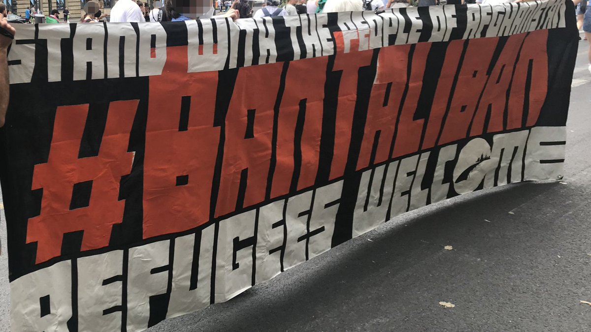 Transpi auf der Demo in Berlin:<br><br>Stand with the People of Afghanistan<br>#BanTaliban<br>Refugees Welcome