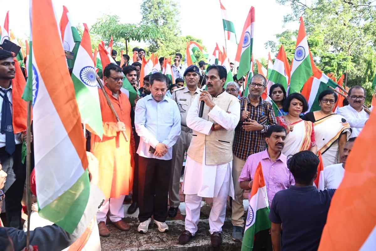 NssRURanchi's tweet photo. आज 'हर घर तिरंगा' अभियान प्रभातफेरी राँची विश्वविद्यालय, राँची द्वारा आयोजित की गई एवं NSS के स्वयंसेवकों ने भाग लिया, झारखण्ड के राज्यपाल महामहिम श्री रमेश बैस सम्मिलित हुए और अभियान को सफल बनाने के लिए प्रेरित किया। @YASMinistry @_NSSIndia @AmritMahotsav @sanjayjavin https://t.co/xwQeCxW0Dj