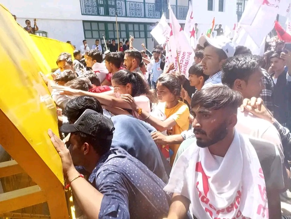 SfiSarkaghat's tweet photo. SFI DYFI  द्वारा विधानसभा घेराव 
#sfihp_vidhansabha_gherav_2022
#SFI_HP #sfi_sarkaghat  #SFI_DYFI
@AmitTha39133140 @himachalsfi @SFI_CEC @sfi_mandi @dyficec https://t.co/cPJb8eX3Bf