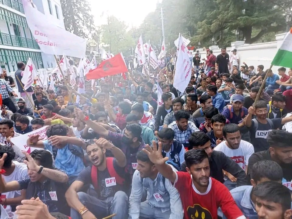 SfiSarkaghat's tweet photo. SFI DYFI  द्वारा विधानसभा घेराव 
#sfihp_vidhansabha_gherav_2022
#SFI_HP #sfi_sarkaghat  #SFI_DYFI
@AmitTha39133140 @himachalsfi @SFI_CEC @sfi_mandi @dyficec https://t.co/cPJb8eX3Bf