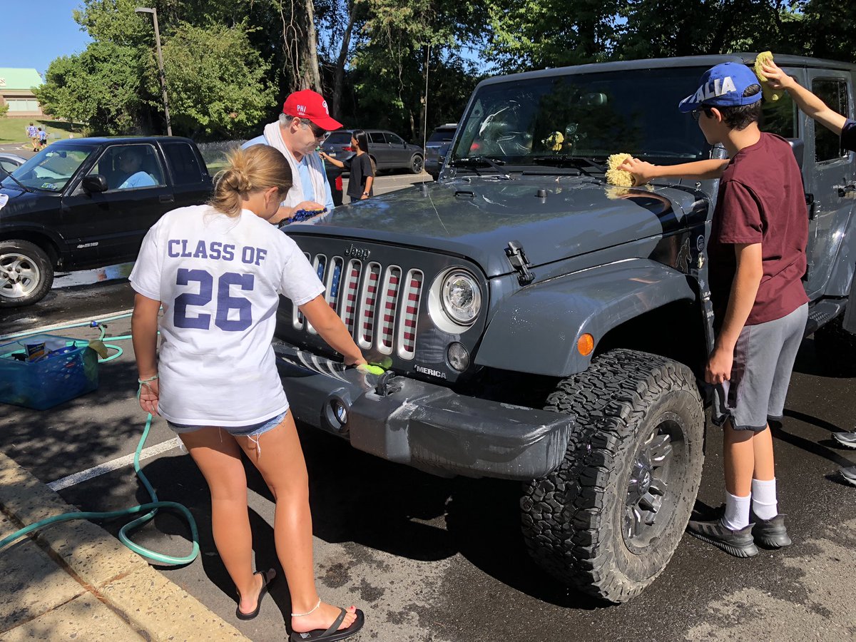rocket_116's tweet photo. Excellent job @CouncilRockSD Marching Band & Color Guard! You can still get your car washed in Newtown until 12! They did a beautiful job! #HawaiiBound 🌺🌺#MarchingBand #ColorGuard #ColourGuard #NeedAChaperone? https://t.co/NRyrtIoVQd