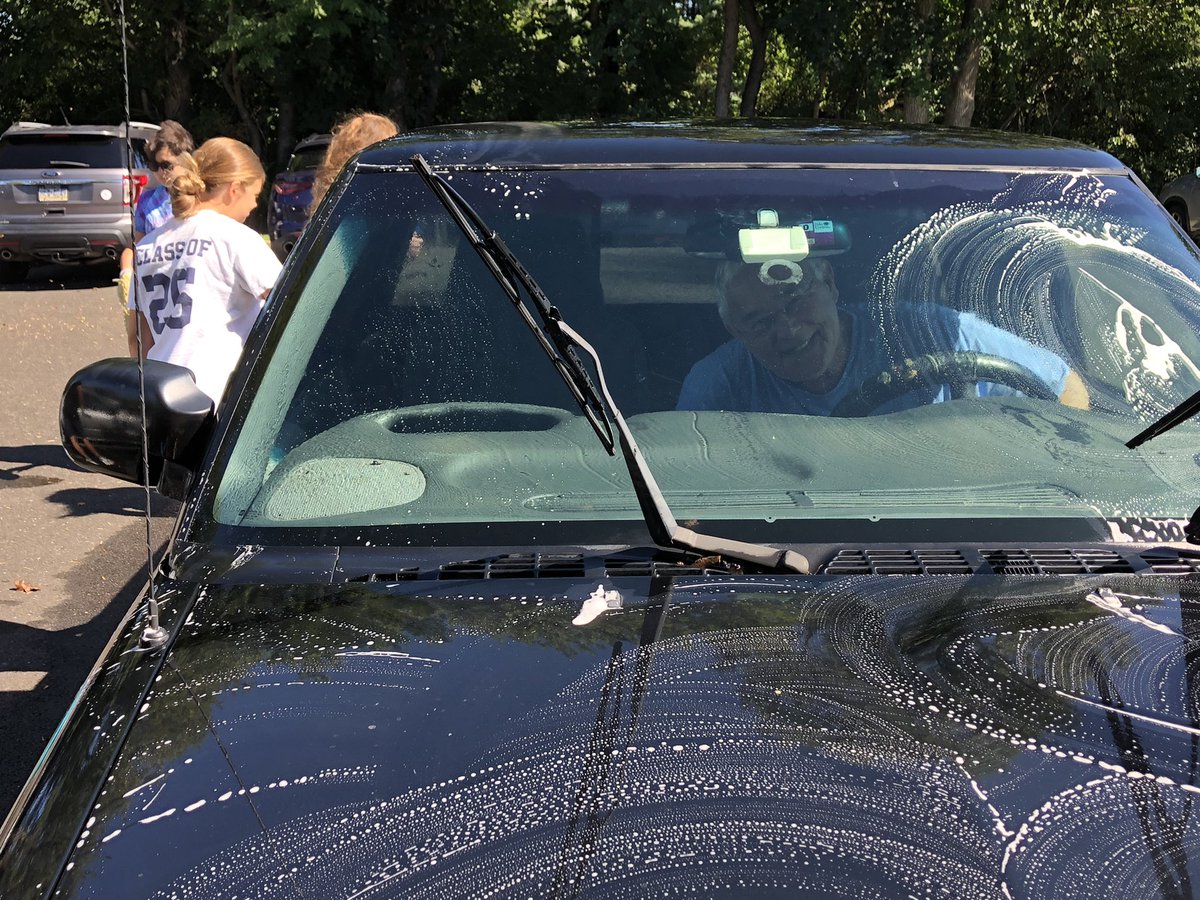 rocket_116's tweet photo. Excellent job @CouncilRockSD Marching Band & Color Guard! You can still get your car washed in Newtown until 12! They did a beautiful job! #HawaiiBound 🌺🌺#MarchingBand #ColorGuard #ColourGuard #NeedAChaperone? https://t.co/NRyrtIoVQd