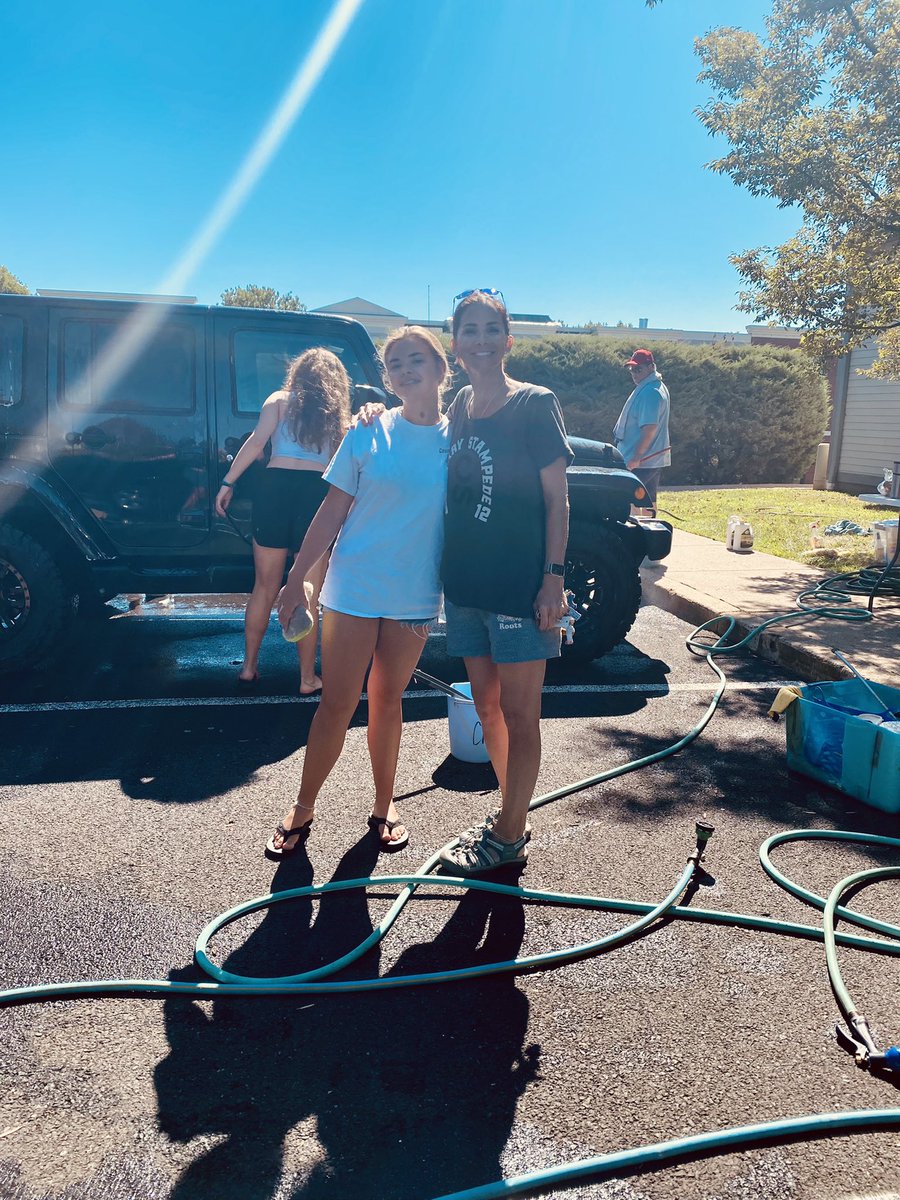 rocket_116's tweet photo. Excellent job @CouncilRockSD Marching Band & Color Guard! You can still get your car washed in Newtown until 12! They did a beautiful job! #HawaiiBound 🌺🌺#MarchingBand #ColorGuard #ColourGuard #NeedAChaperone? https://t.co/NRyrtIoVQd