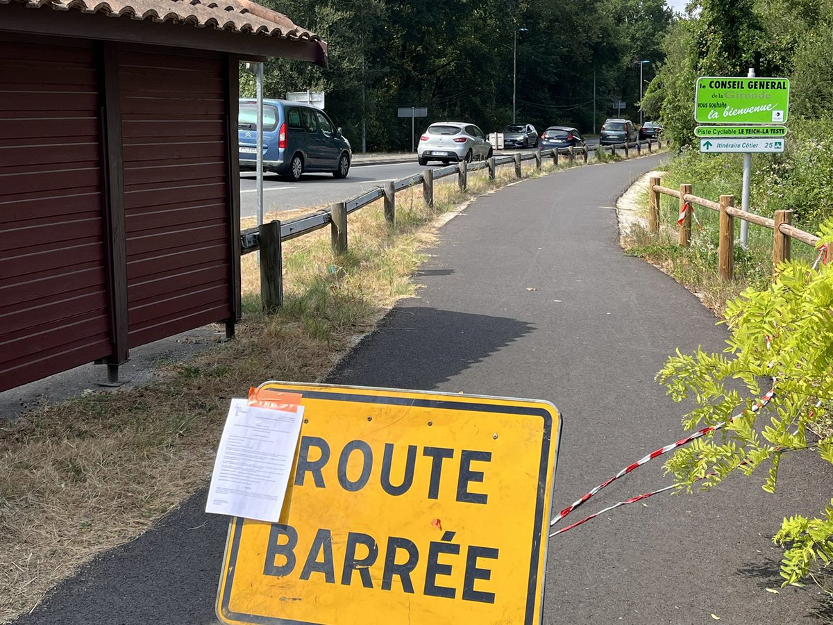 TeissereJ's tweet photo. @BaptisteForez A droite, piste cyclable à 135€ d’amende. A gauche, route a double sens avec traffic ininterrompu, limitation très théorique a 80km/h, ni accotement ni BAU. https://t.co/SRSz7kit54