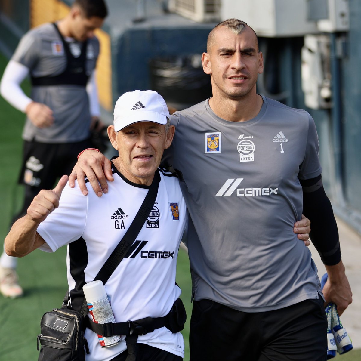 TigresOficial's tweet photo. 😃👍🏼 Todos queremos un abrazo y una foto con el @PatonGuzman. https://t.co/De1sQJAcf8