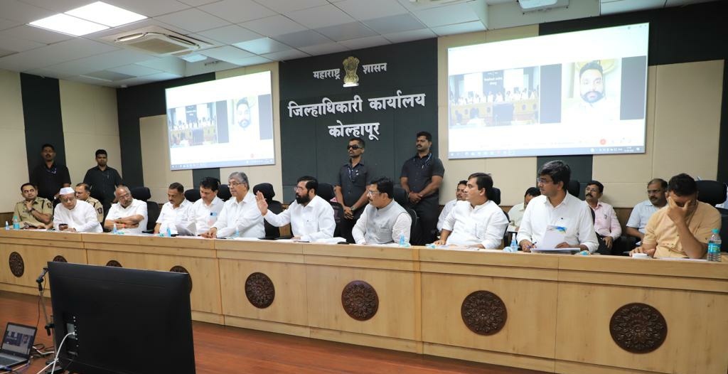 CMOMaharashtra's tweet photo. मुख्यमंत्री @mieknathshinde यांनी
#कोल्हापूर जिल्ह्यातील पूरस्थिती व उपाययोजनांचा जिल्हाधिकारी कार्यालयात आयोजित बैठकीत घेतला आढावा. पंचगंगा नदीचा पूर व त्यामुळे मोठ्या प्रमाणात होणाऱ्या नुकसानीवर कायमस्वरुपी तोडगा काढण्यासाठी आवश्यक निधी उपलब्ध करुन देणार- मुख्यमंत्री https://t.co/KymOcxA6lw