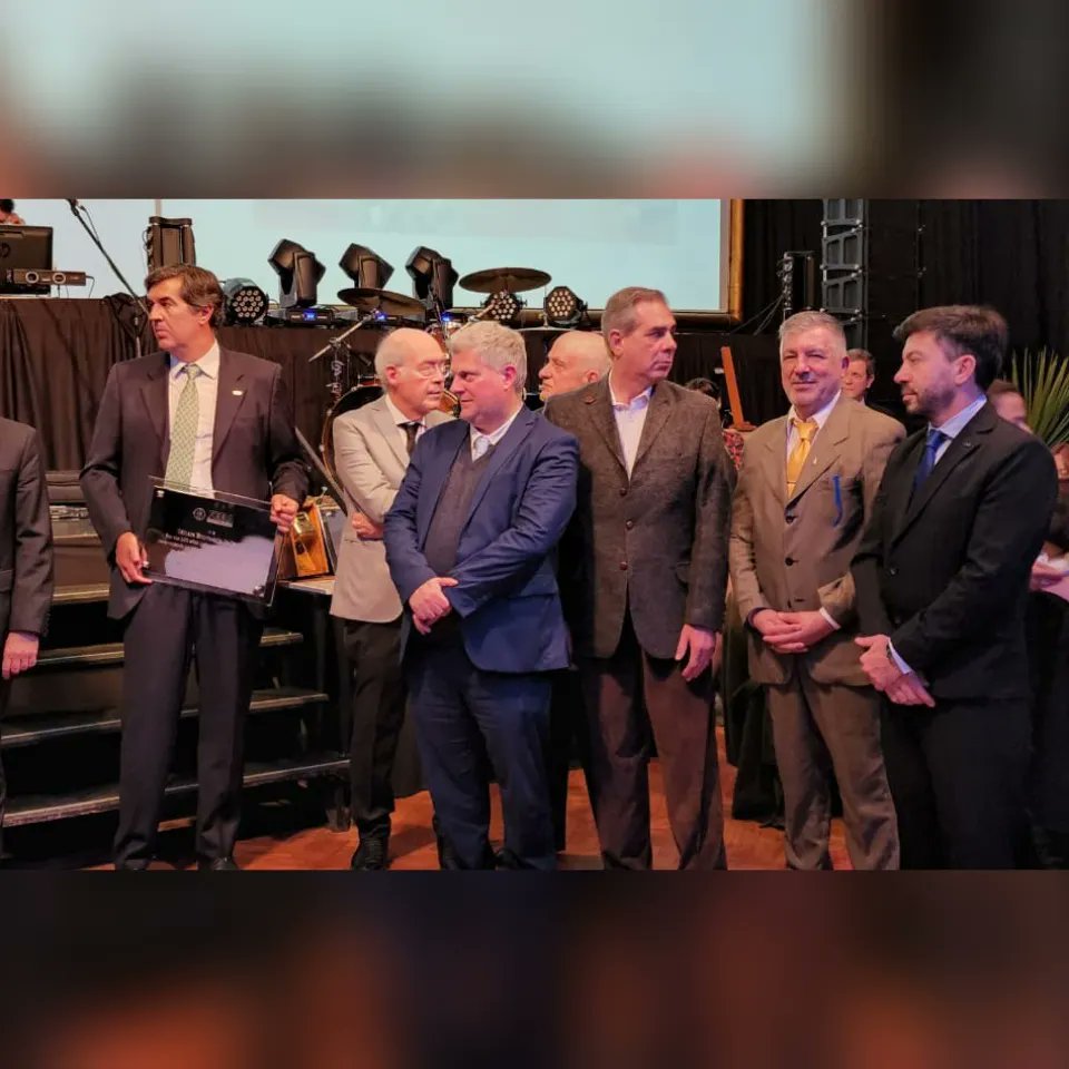 #FEBA entregó una placa conmemorativa por los 100 años de la <a href="/camaratandil/">camara empresaria</a>.
Fue entregada por Camilo A. Kahale, pte de la entidad junto al presidente <a href="/redcame/">CAME</a>, <a href="/AlfredoGZChaco/">Alfredo González</a> y una importante comitiva de dirigentes entre los 500 invitados al agasajo.
<a href="/AgustinUsandiz1/">Agustin Usandizaga</a>